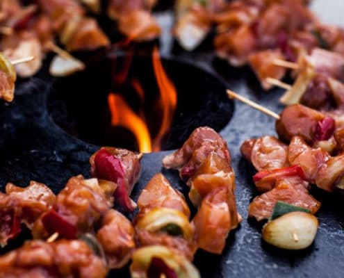 Frisches Fleisch auf dem Grill im Hotel-Restaurant Taufstein.