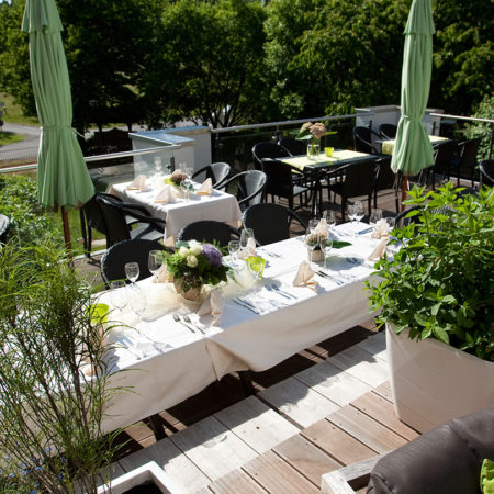 Festlich gedeckte Terrasse des Hotel-Restaurant Taufstein bei sonnigem Wetter.