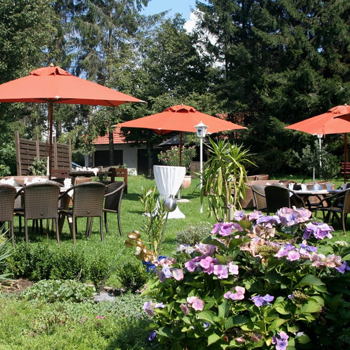 Grün blühender Garten im Hotel-Restaurant Taufstein mit Sitzgelegenheiten. Grün blühender Garten im Hotel-Restaurant Taufstein mit Sitzgelegenheiten.